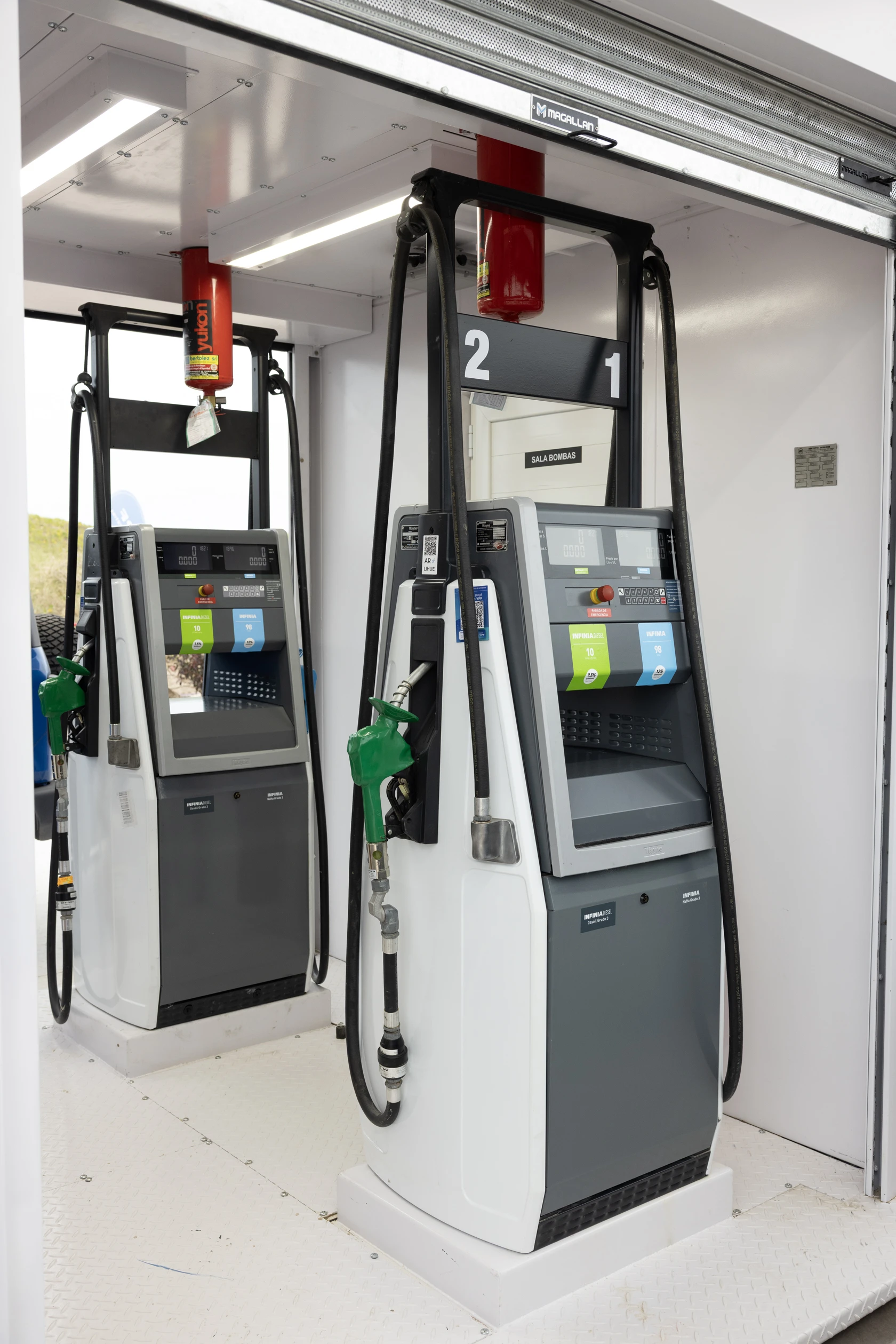 Ofrece los combustibles premium de YPF a solo metros de La Frontera.