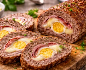 Arrollado de carne picada relleno: la receta rendidora que queda espectacular al horno