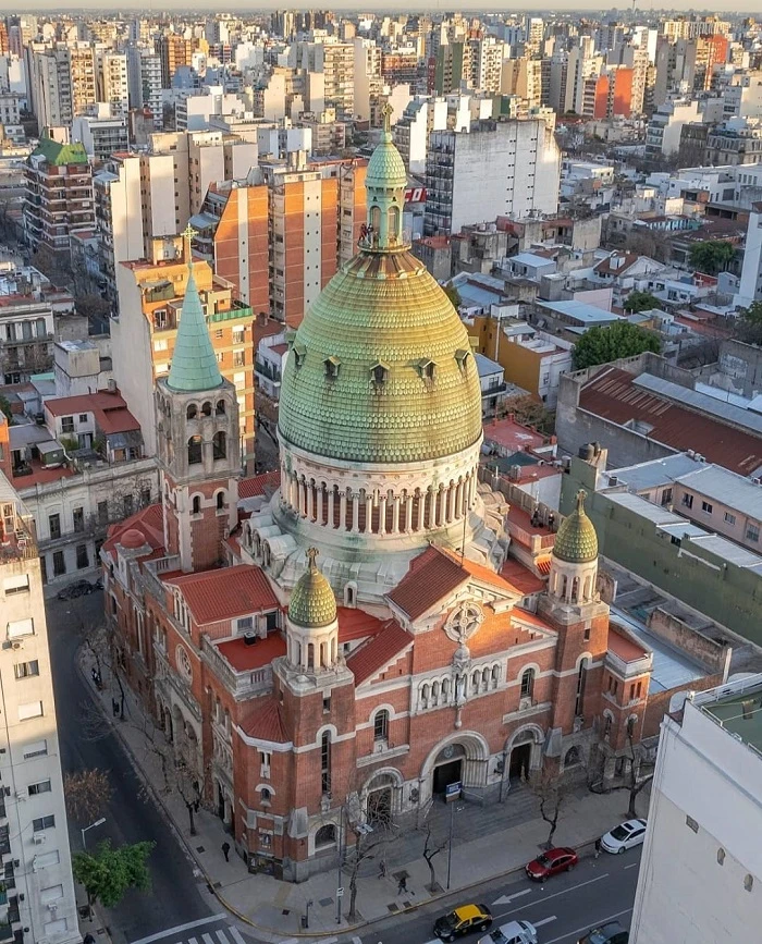 Durante los últimos tramos de obra, las celebraciones litúrgicas se realizaban en la cripta. La inauguración oficial del templo llegó el 12 de octubre de 1934, en una ceremonia solemne que fue bendecida por el cardenal Eugenio Pacelli —quien años más tarde se convertiría en el papa Pío XII—. El evento reunió a figuras centrales de la época: asistió el entonces presidente de la Nación, el general Agustín P. Justo, y también el arzobispo de Lima, monseñor Pedro Farfán, que para la ocasión donó un relicario con reliquias de santos latinoamericanos.