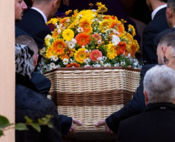 Caravanas y un ataúd de mimbre: las impactantes imágenes del entierro de Brigitte Bardot en Saint-Tropez