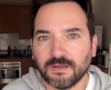 Quién es el influencer argentino que viajaba en el tren que descarrilló en España y provocó 39 muertes