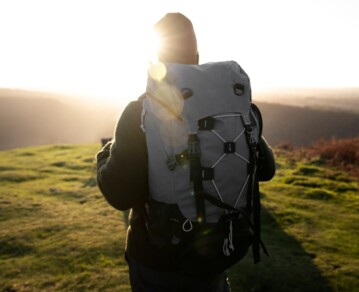 Valija para la montaña o el bosque: qué llevar según el clima y el tipo de viaje