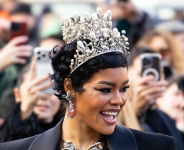 De estampados estambróticos a la aparición de las joyas robadas del Louvre: los 3 looks que marcaron la Semana de la Moda de París