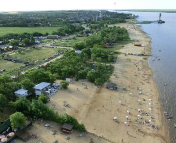 El pueblo que queda a 2 horas y media de CABA: tiene playas y deportes acuáticos