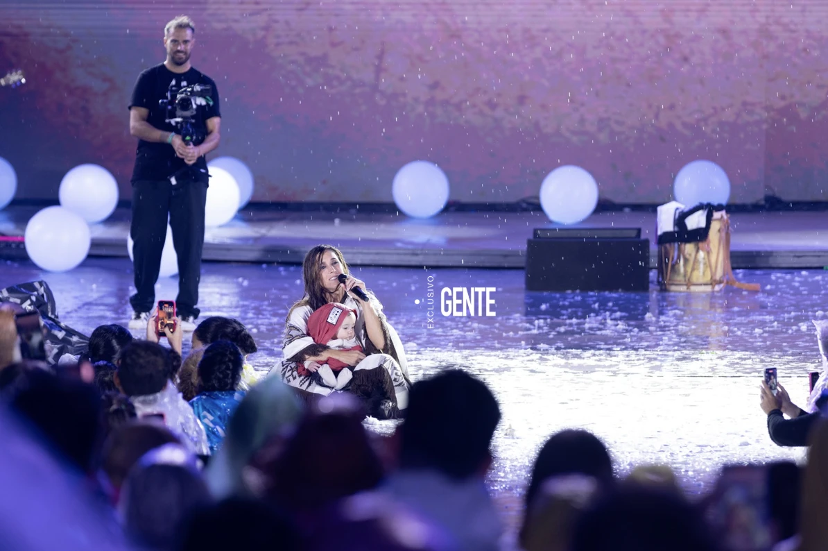 El emotivo cierre del show con una bebé del público.