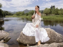 “A mí me gusta hablar del artista desde otro lugar, no solo decir cuándo subió por primera vez a un escenario. Me gusta pintar el paisaje y adentrarme en el artista”.