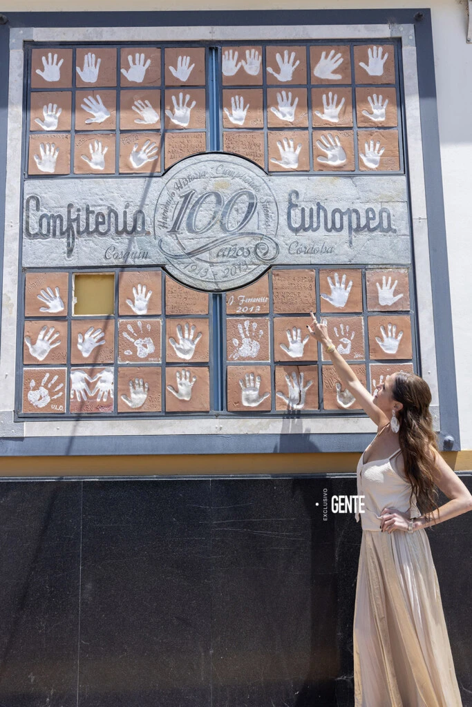 En el marco de la celebración de los 100 años de la Confitería La Europea, Sasovsky inmortalizó la silueta de una de sus manos en la fachada. 