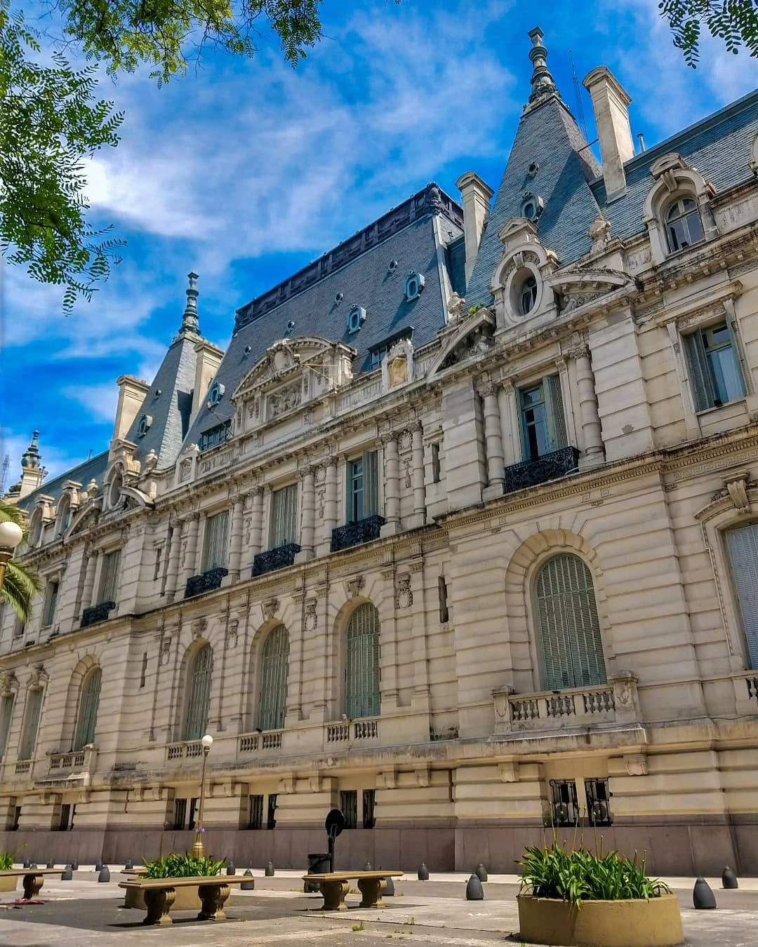 La imponente fachada del Palacio Paz. 