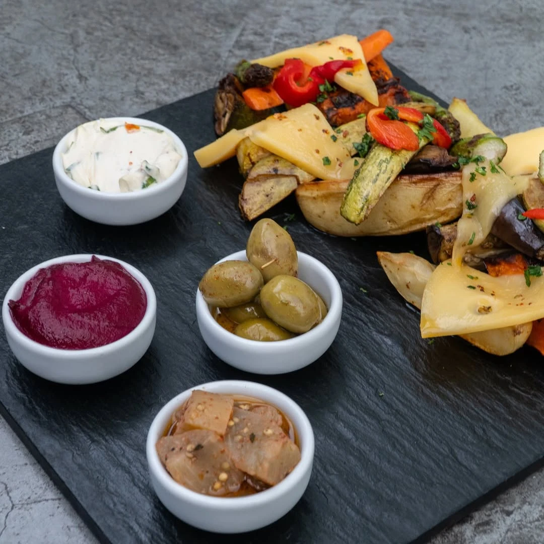 Picada vegetariana con quesos.