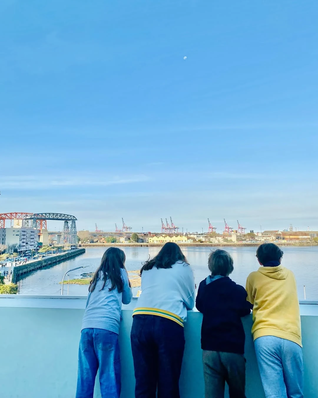 La gente, disfrutando de las visuales que se aprecian desde la terraza. 