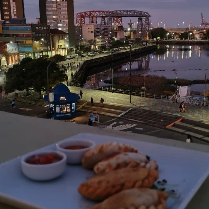 Unas empanadas, clásico de la gastronomía argentina, con la noche adentrándose en la escena. 