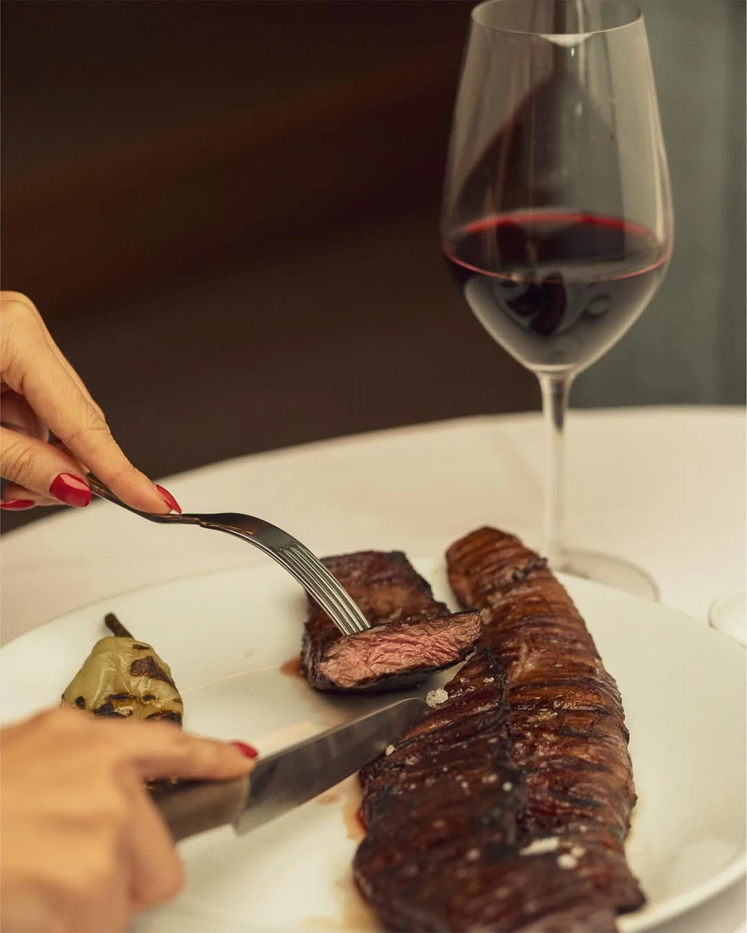 Entraña jugosa con ají vinagre quemado.