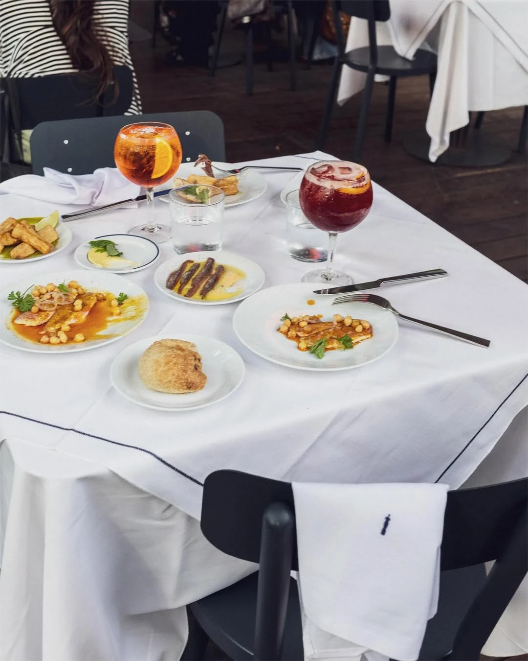 Mesas elegantes, matelería y una carta en donde los colores también son protagonistas.