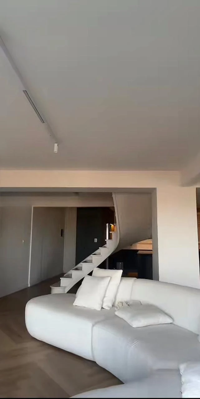 La decoración en tonos blancos suma luminosidad. 