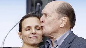 Quién es la esposa argentina de Robert Duvall que dio la noticia de su muerte