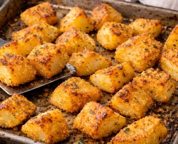 Papas al horno con polenta: el truco para obtener la costra más crocante