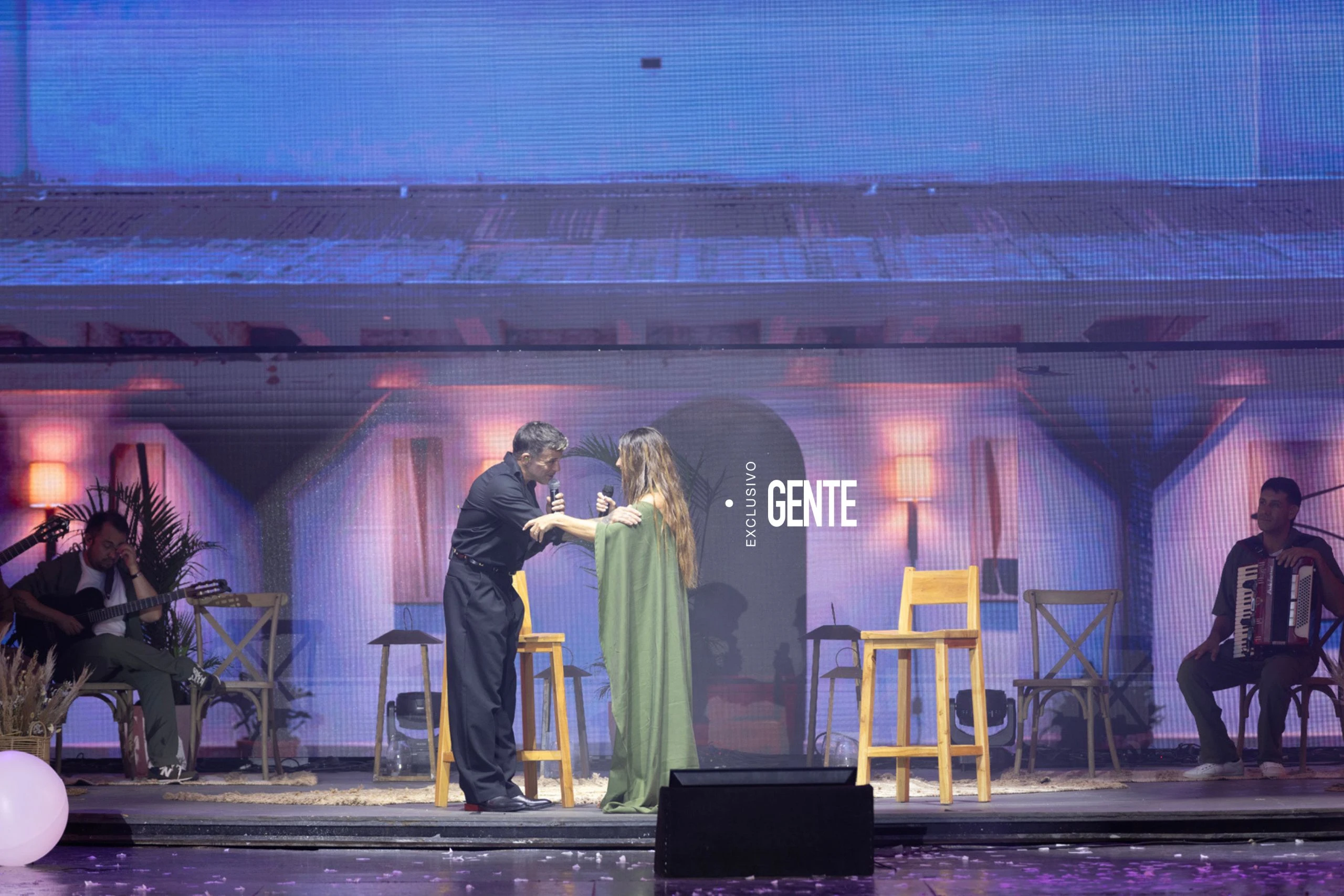 Invitado internacional. Pedro Capó sorprendió al público con una participación especial que amplió el espíritu del aniversario.