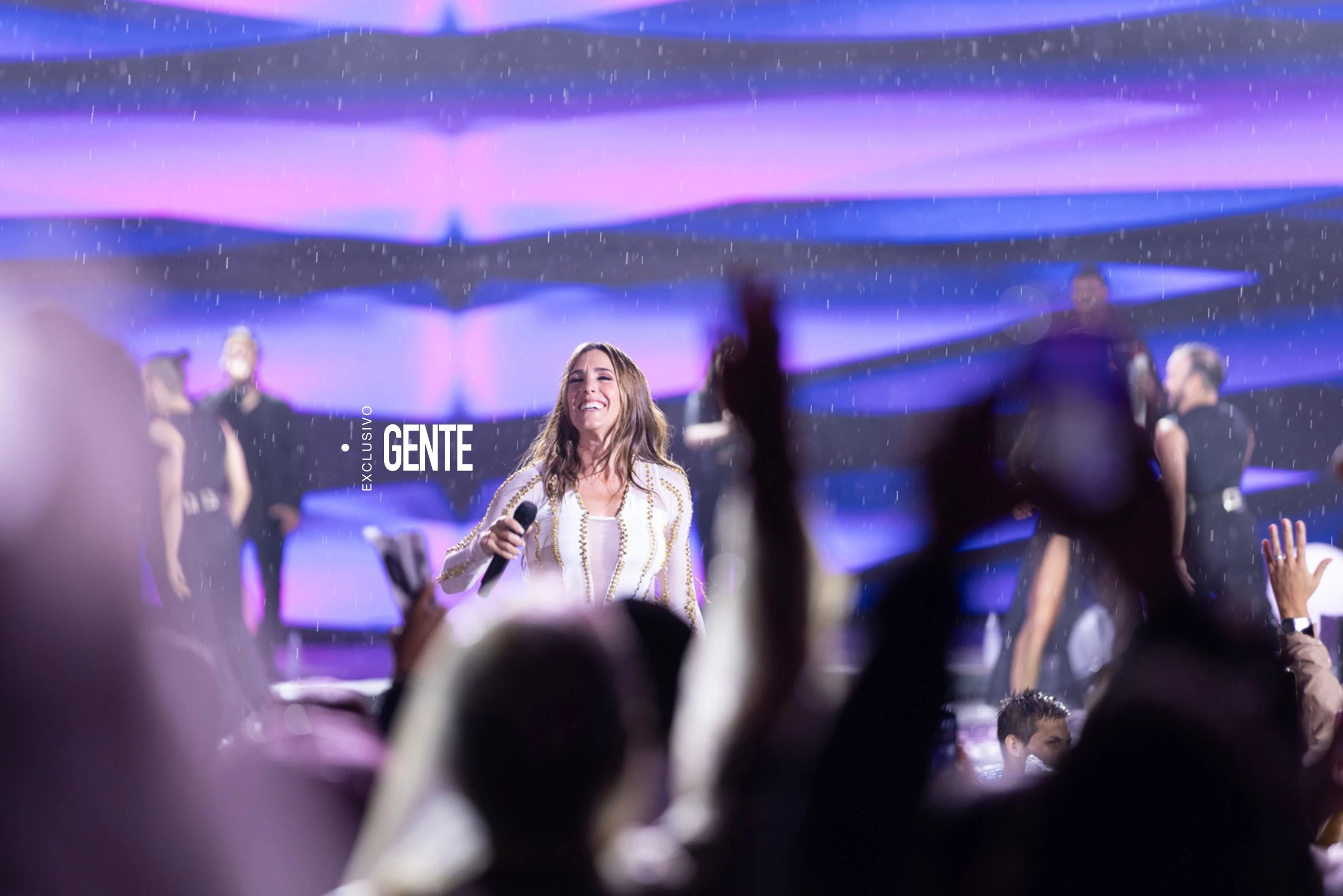 El público aguantó un incesante diluvio.