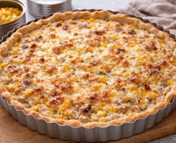 Tarta de tres latas: la receta con atún y choclo que se hace en pocos minutos