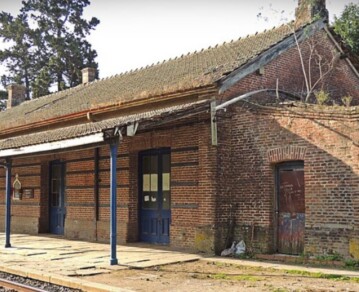 El pueblo a 120 km de CABA con túneles de árboles y espíritu ferroviario