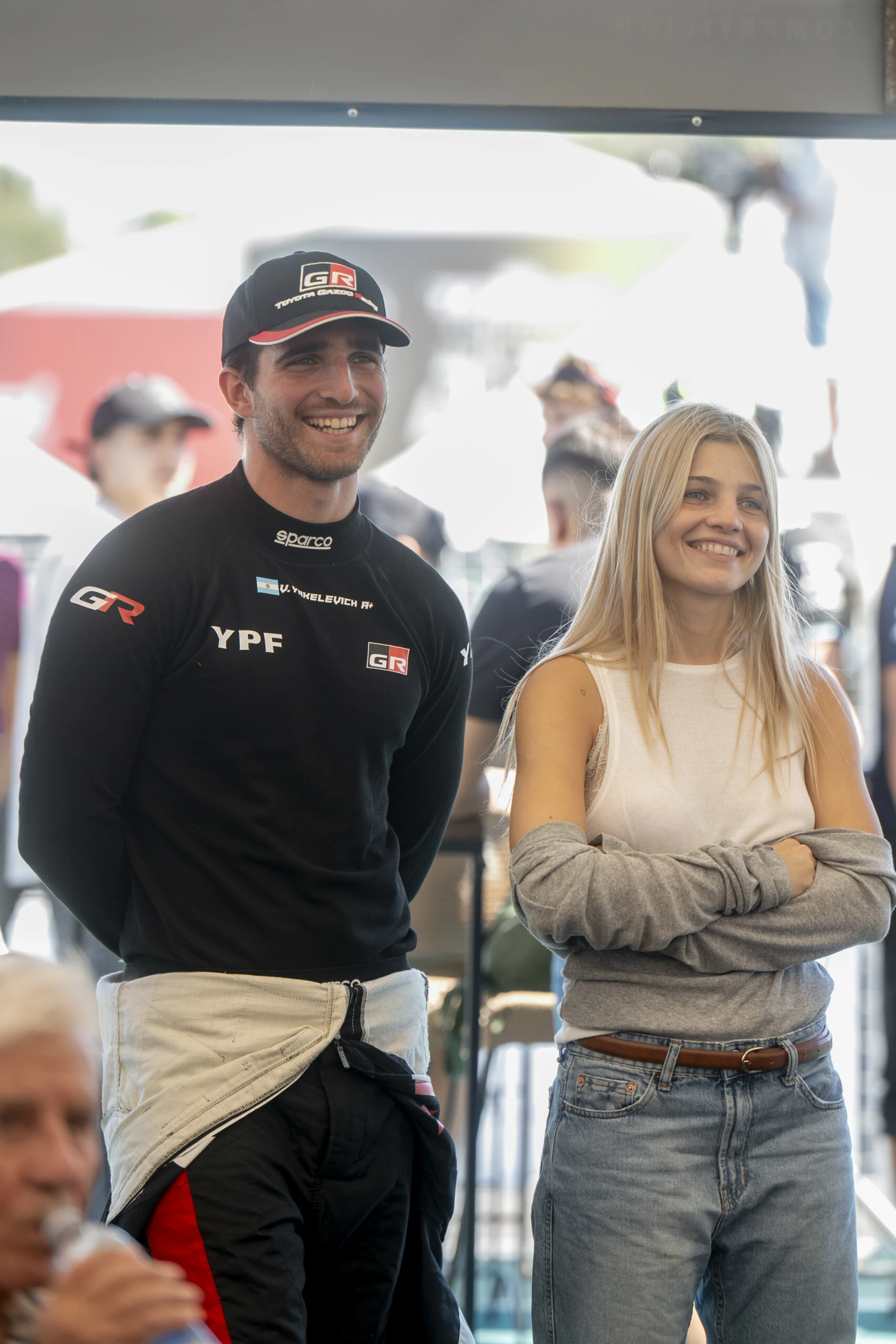 Valentín acompaado por su novia, Valentina Pastore.