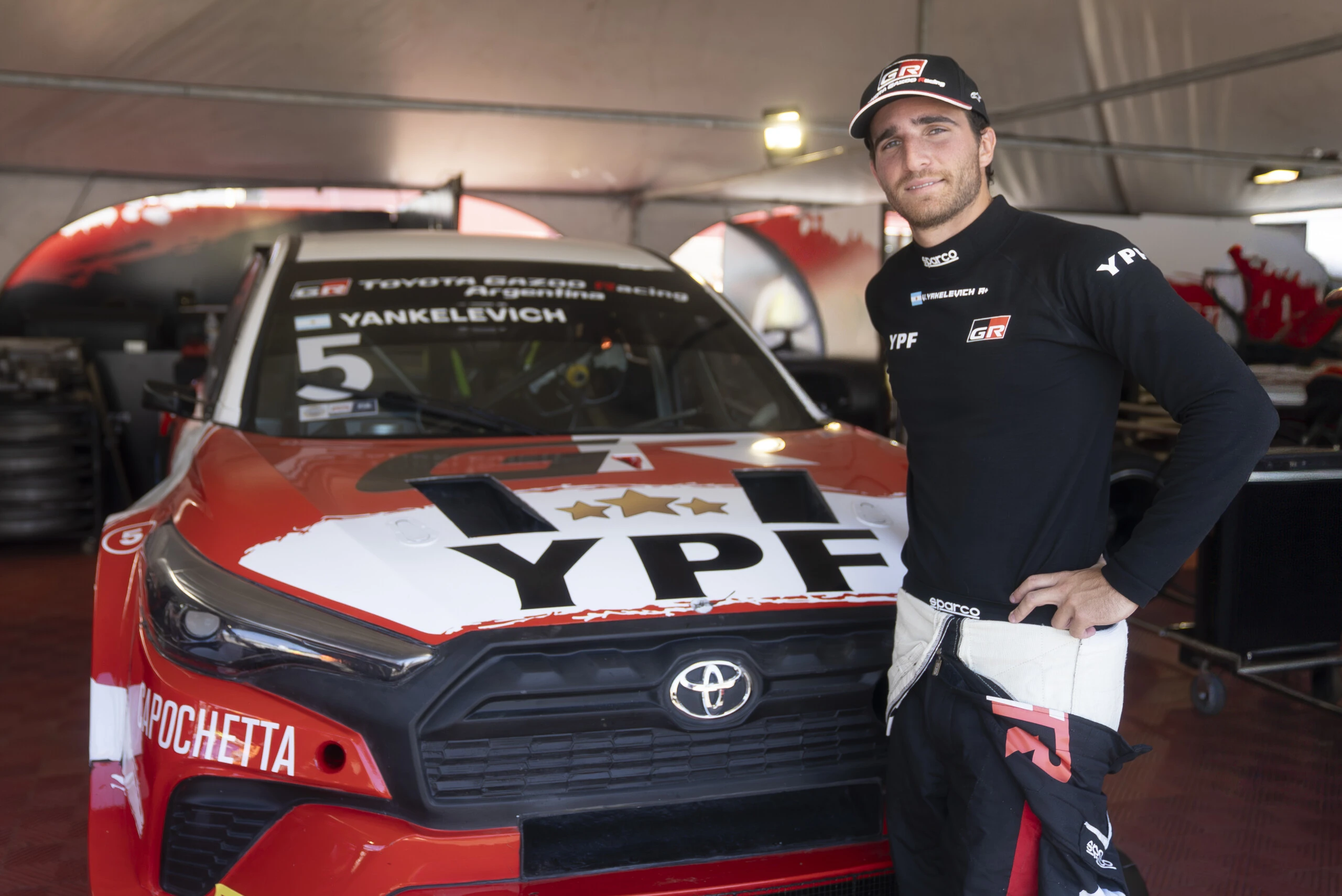 Valentín posa junto a su auto, nuevo compañero de aventura.