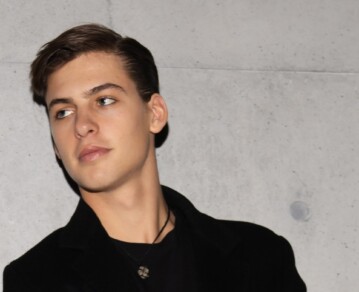 Benicio Gravier, entre el peso del legado y el brillo propio en la Milan Fashion Week: "Mi mamá me da tips y me hace sentir más confiado"