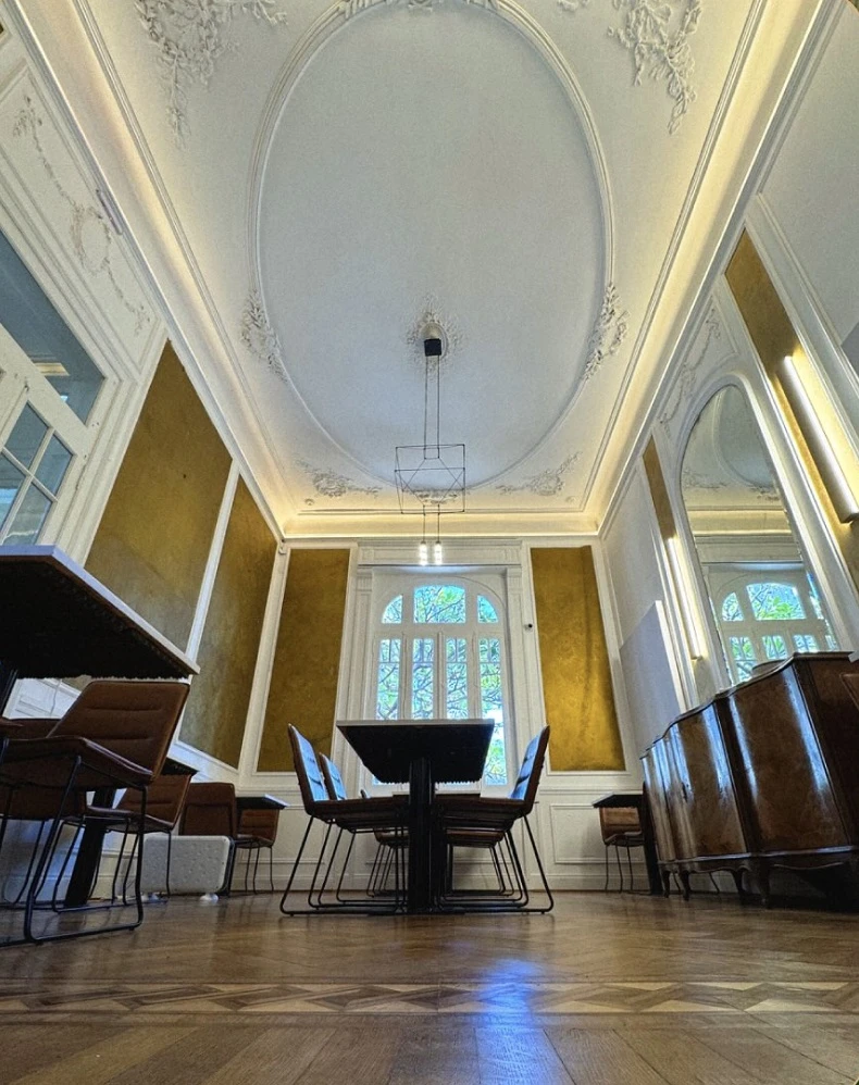 La restauración buscó respetar el espíritu de la casa, manteniendo su identidad histórica mientras se la adaptaba a una propuesta contemporánea. 