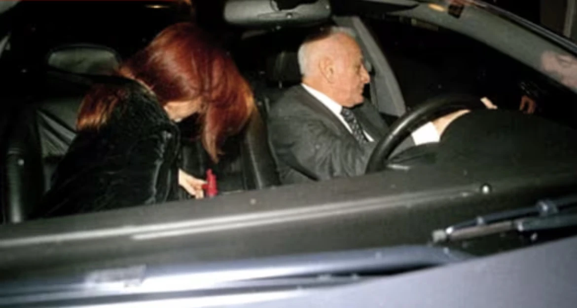 Del Boca y Sofovich captados por Revista GENTE a la salida del hotel Alvear. 