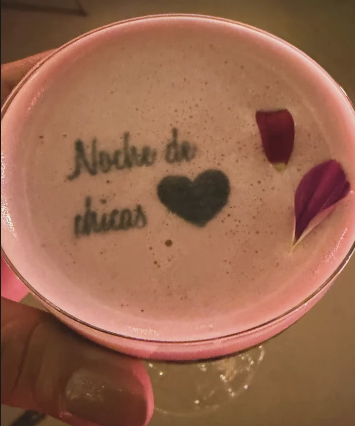 Los tragos personalizados con "noche de chicas", el emblema de la fiesta. 