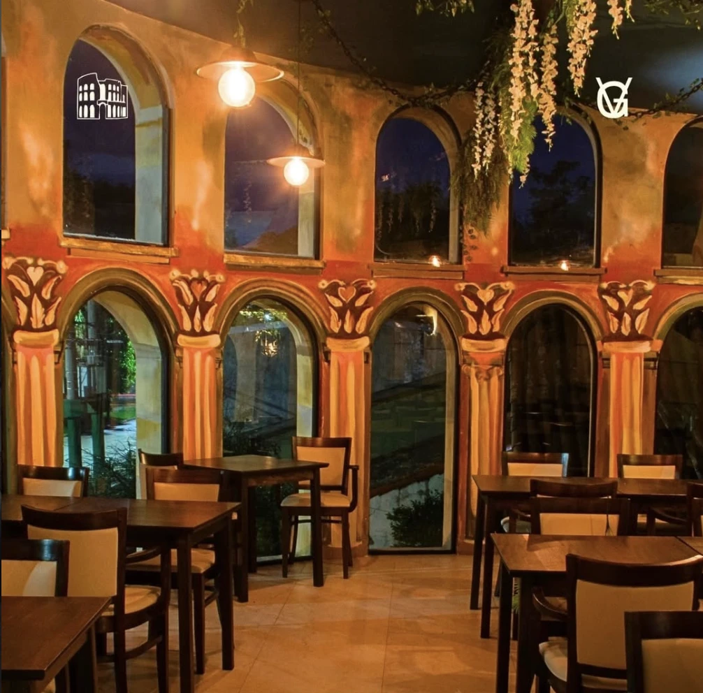 El interior, recrea la misma línea arquitectónica. 