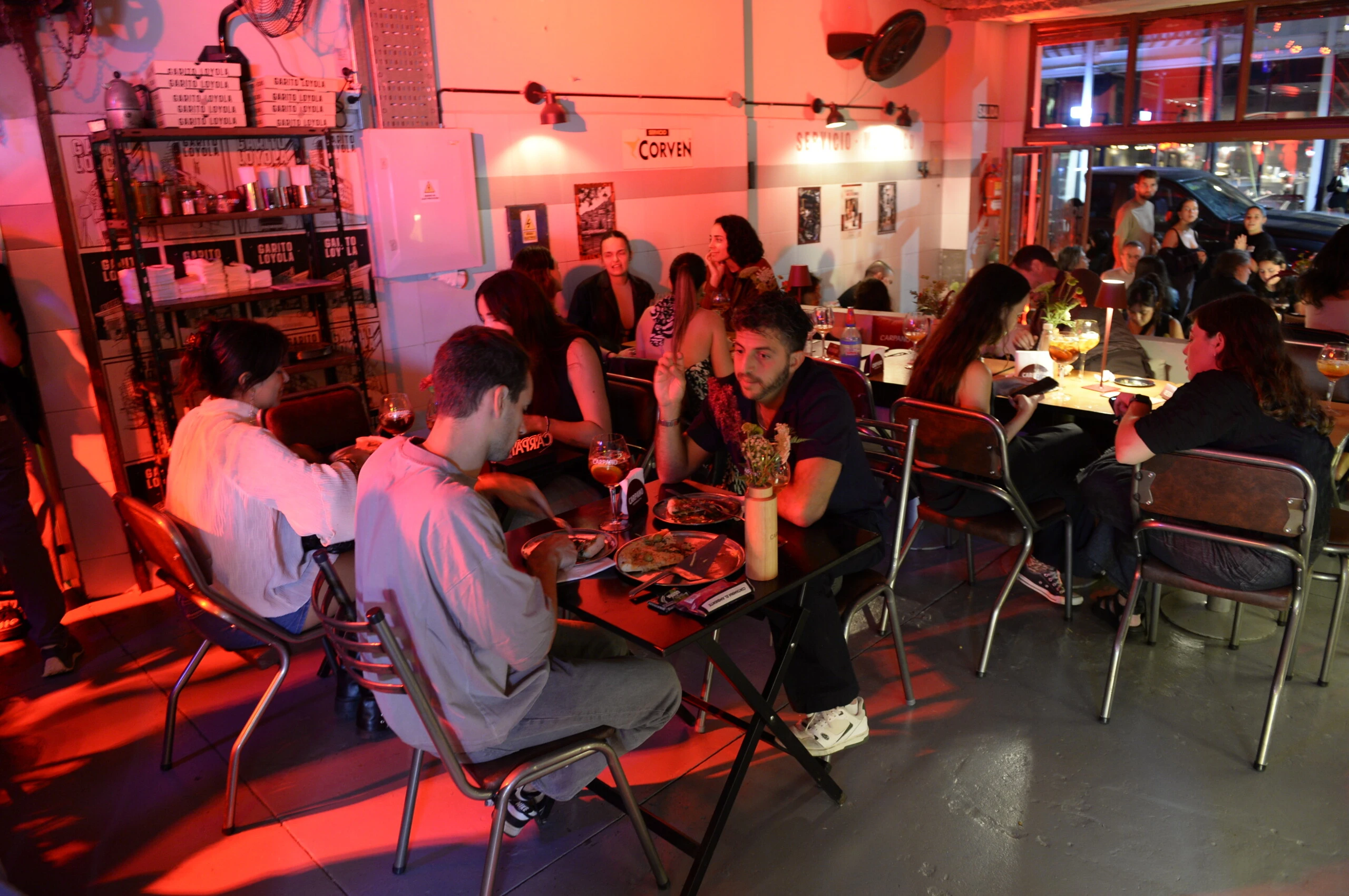 El viernes en Garito Loyola, en Villa Crespo, fue el escenario elegido para inaugurar los Carpano Weekends.