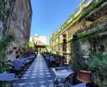 Atis Bar-El jardín secreto de San Telmo que transforma tu brunch en un ritual