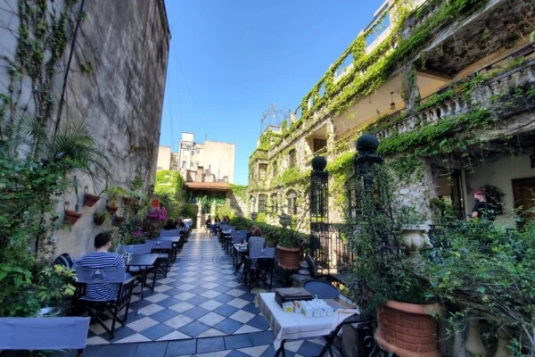 Atis Bar-El jardín secreto de San Telmo que transforma tu brunch en un ritual