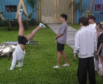 ¡Blooper íntimo! Una participante quiso hacer una pirueta y se quedó desnuda ante las cámaras de "Gran Hermano"