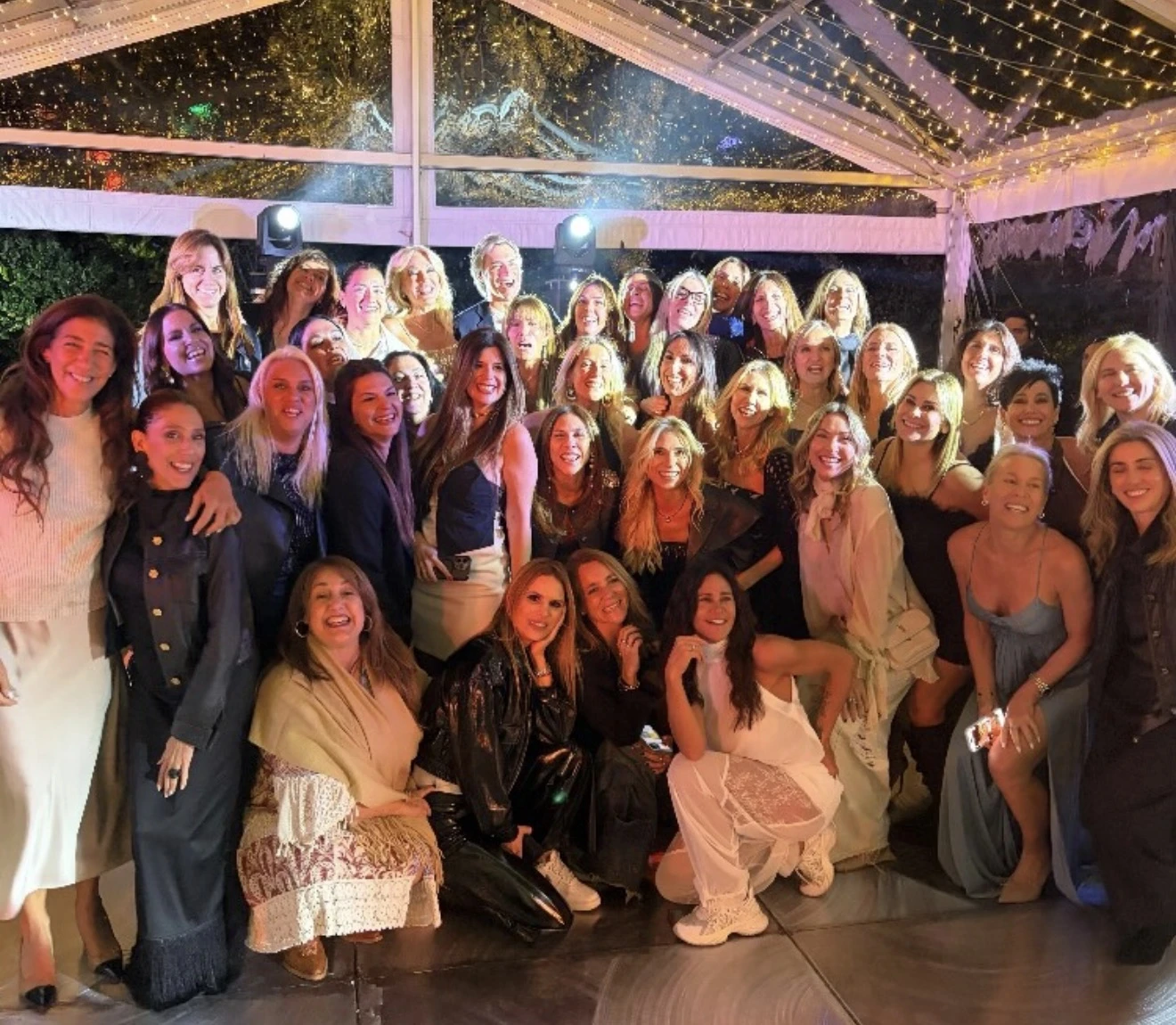 Yanina, rodeada de amigas. 