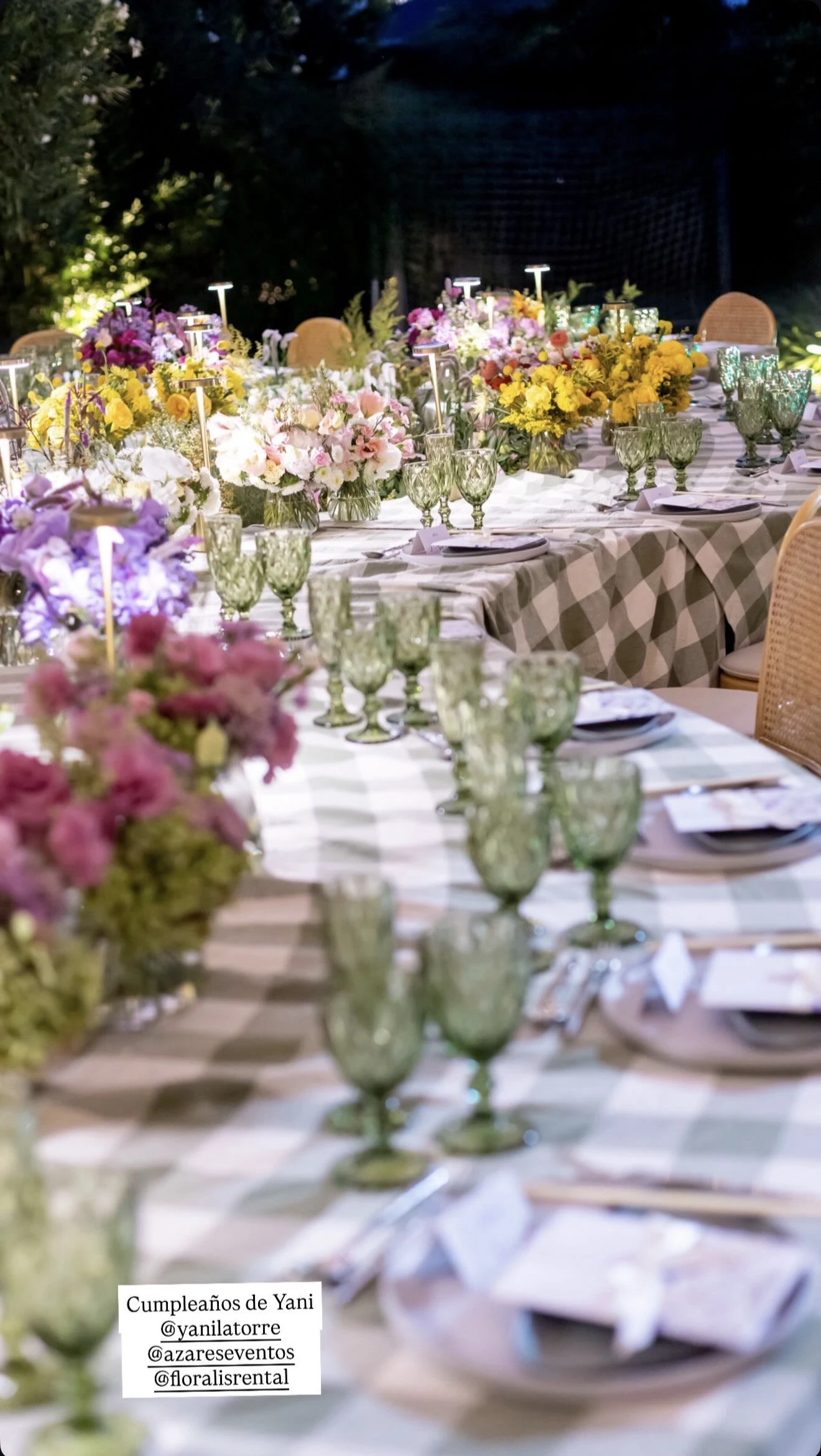 La decoración de la gran mesa emplazada en el jardín. 