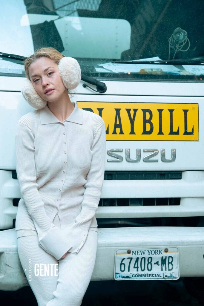 “A las nuevas generaciones le diría que el miedo es parte del camino, que no va a desaparecer, pero que lo importante es no dejar que te paralice. Que se preparen mucho, que estudien, que busquen su propia voz y que confíen en lo que tienen para dar”.