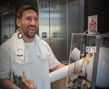 "Nunca imaginé que llegaría a sus manos": la emoción de la artista mexicana que pintó a la familia de Messi en una pelota y lo sorprendió