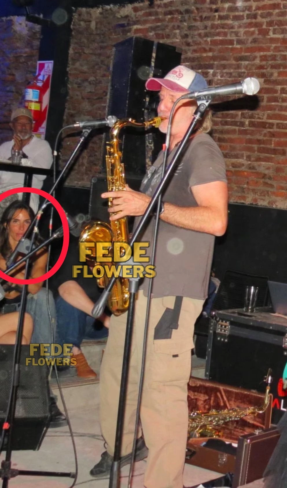 La foto de María Susini siguiendo con atención el show de su ex. 