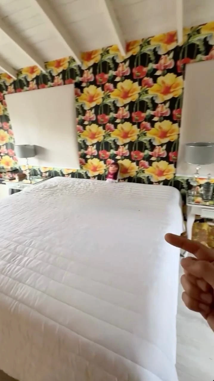 Así está actualmente el dormitorio de Moria Casán.