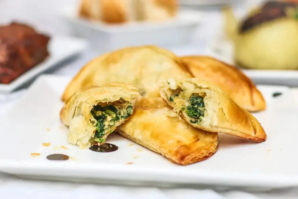 Estas empanaditas de vigilia con atún son ideales para Semana Santa o para quienes prefieren opciones sin carne. Fáciles, sabrosas y al horno.

