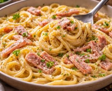 Fideos con crema y jamón: la receta fácil para resolver la cena en minutos