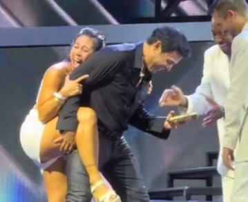 "Te doy lo que quieras": la sorpresiva reacción de Chayanne cuando una fan argentina se le colgó en pleno escenario