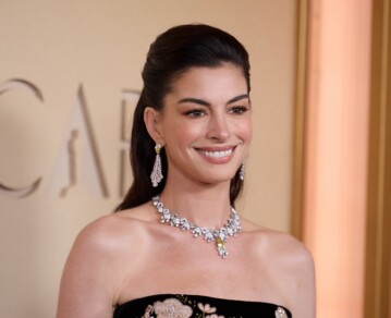 En fotos, las claves del sofisticado look de Anne Hathaway que deslumbró en los Oscar 2026