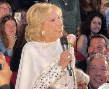 Glamour absoluto: el look de Mirtha Legrand que se llevó todas las miradas en el teatro