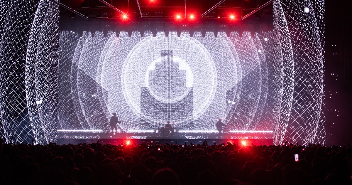 El holograma de Cerati y la escena que explica todo: un padre, un hijo y un abrazo en el Movistar Arena