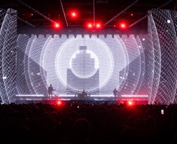 El holograma de Cerati y la escena que explica todo: un padre, un hijo y un abrazo en el Movistar Arena