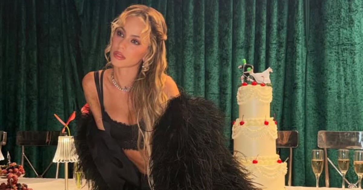 Así se hicieron las tortas de cumpleaños de Tini Stoessel: en plateado iridiscente y detalles inspirados en sus tatuajes