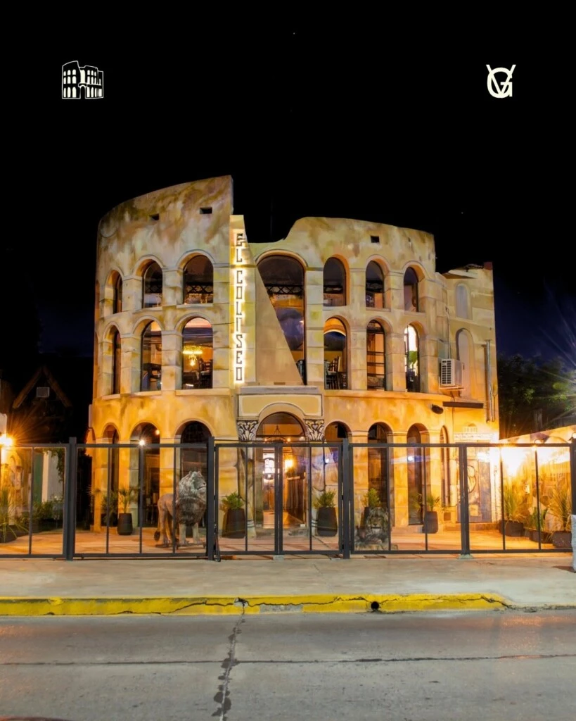 La fachada, réplica del histórico Coliseo de Roma. 